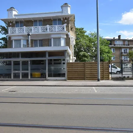 Modern In With Garden De Panne